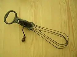 Fouet rotatif manuel.