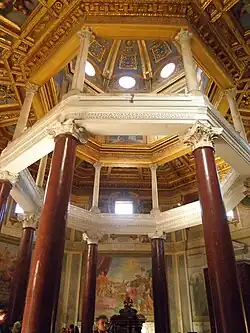 L'octogone et ses colonnes de porphyre rouge antique.