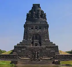 Le monument noir, d'une hauteur 91&nbsp;m et fait de brique, a une forme vaguement pyramidale. Son sommet est cylindrique, tout autour se tient des soldats regardant à l'horizon.
