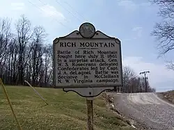 Marqueur : la bataille de Rich Mountain s'est déroulée ici le 11 juillet 1861. Par une attaque surprise, le général W. S. Rosecrans défait les Confédérés menés part le capitaine J. A. DeLagnel. La bataille a été décisive pour la campagne de Virginie du nord-ouest de McClellan.