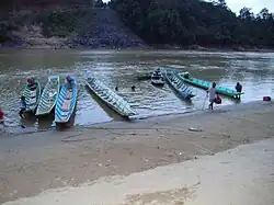 Parc à bateaux longs à Batu Bansu.