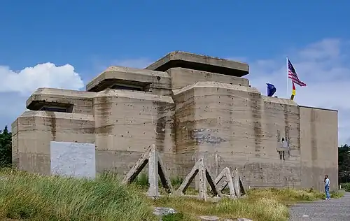 Vue d’un blockhaus surmonté d’un drapeau américain.