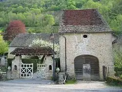 Panachage entre la lauze calcaire et la tuile creuse mécanique sur une toiture.
