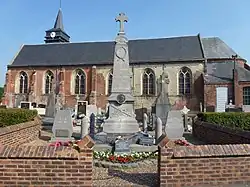 L'église et monument aux morts.