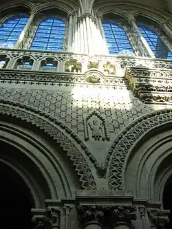 Intérieur.La pierre calcaire est ciselée.