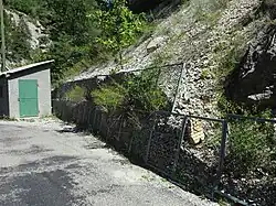Piège à cailloux protégeant la route de Reynier des éboulements et engravements.