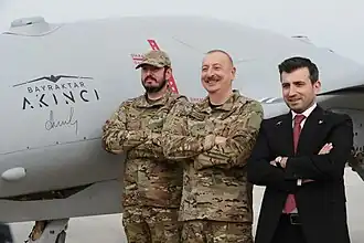 Ilham Aliyev avec Selçuk Bayraktar à-côté du drone Akinci.