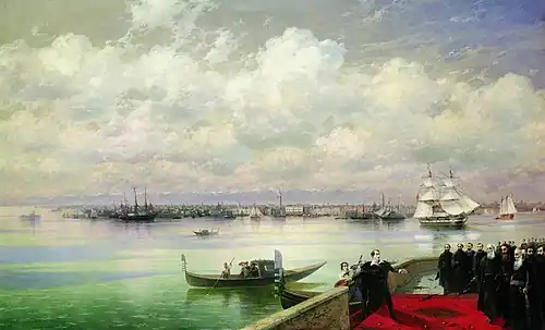 Peinture montrant un homme jeune débarquant avec dynamisme d'une gondole sur un quai où un tapis rouge est déroulé. Un groupe de religieux vêtus de noir l'accueille. En arrière plan la lagune, des bateaux à voile et les quais de Venise.