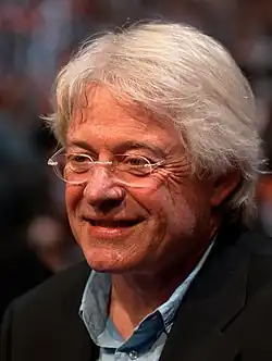 Portrait d'un homme de face.