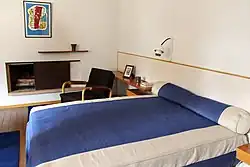 Un des âtres de la cheminée principale dans la chambre principale, le second se trouvant dans le séjour, la porte coulissante en fer permet de l'utiliser comme un poêle à bois.