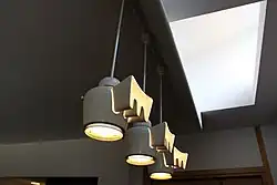 Eclairage indirect diurne et direct nocturne.