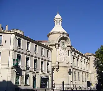 Photographie en couleur d'un bâtiment.