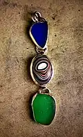 Fordite et verre de mer montés en bijou.