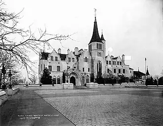 Façade principale en 1931, après les travaux de William Randolph Hearst.