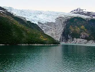 Glacier sur la côte nord du canal Beagle.