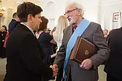 Photographie de Beata Szydło en train de féliciter Franciszek Pieczka.