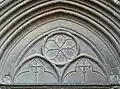 Portail ouest, tympan supérieur du XVe, à motifs géométriques
