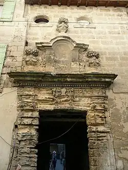 Portail de l'ancien couvent, au 26 de la rue Eugène-Vigne, permettant l'accès au chevet de l'église.