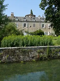 Vivier et bâtiment du XVIIe siècle.