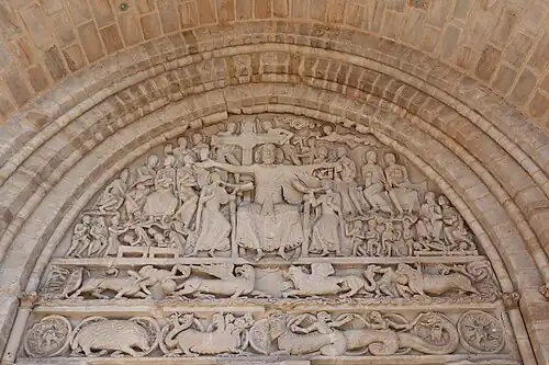 Tympan du portail méridional de l'église abbatiale Saint-Pierre.