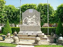 Le monument aux morts des deux guerres mondiales, place Guy-Môquet.