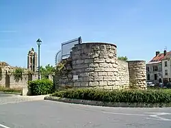 Le donjon, la 1re et la 2e&nbsp;tour sur les cinq encore conservées avec cette hauteur, vus depuis la place du château ; à droite, l'impasse de l'Esplanade (2011).