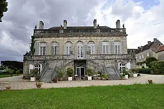 Façade postérieure avec rez-de-jardin.