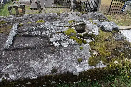 Tombeau du chevalier du XVe siècle dans le cimetière communal sur lequel la croix était posée.
