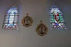 Vitraus x et chemin de croix.