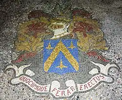 Mosaïque aux armes de la famille de Robaulx de Beaurieux, dans la chapelle seigneuriale Saint-Christophe.