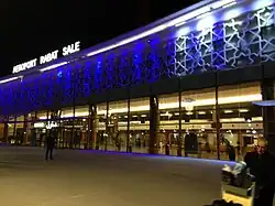 Reflets sur la façade.