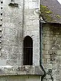 Chevet, ouverture dans le contrefort de droite.