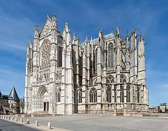 Les arc-boutants du chevet de la cathédrale de Beauvais sont à deux étages et à double volée.