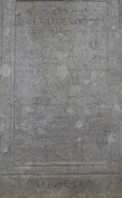 Vue générale de la partie d'une pierre portant des inscriptions latines