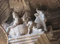 Chapiteau d'une colonne de l'entrée principale.