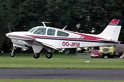 Description de l'image Beech.bonanza.takeoff.arp.jpg.