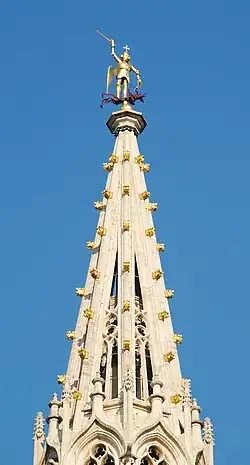 La flèche et la statue de saint Michel.