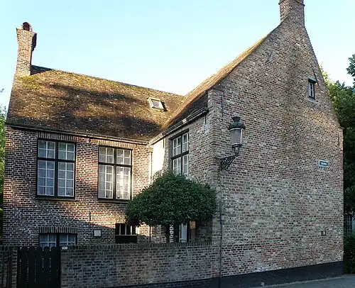 Les deux ailes en retour d’équerre de la no&nbsp;13. L’aile de derrière est du XIXe.