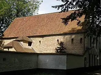 Façade latérale gauche du no&nbsp;6. Le mur fut autrefois mitoyen, d’où la présence de niches à bougeoirs pratiquées dans la paroi.