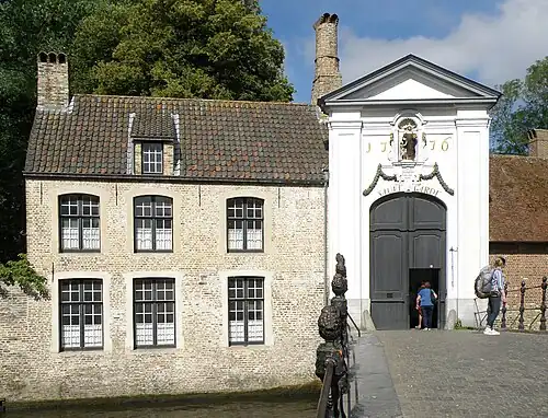 Portail d’entrée sur la Wijngaardplein, flanqué à gauche par la maison de béguines no&nbsp;1 (aménagée en musée).
