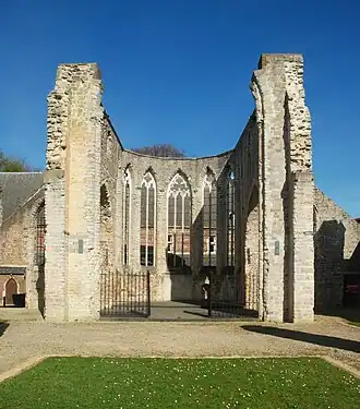 Vue du chœur en ruines.