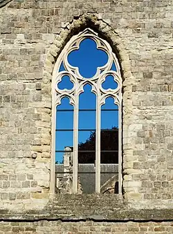 Baie ogivaledu bas-côté droit.