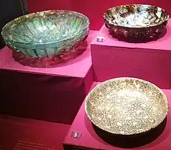 Vue de pièces de vaisselle en métal.