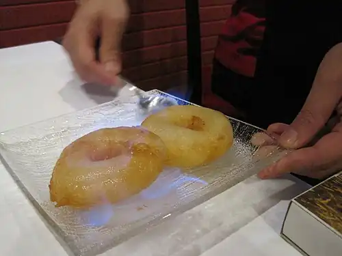 Beignets d'ananas flambés à l'alcool de riz (cuisine chinoise).