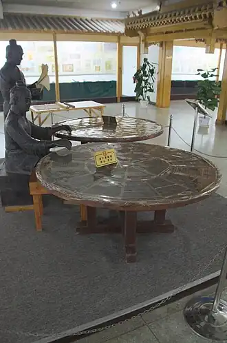 Reconstitution de la création de Bi Sheng du XIe&nbsp;siècle au Musée de l'imprimerie de Chine.