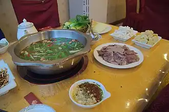 Fondue au chien de la minorité Buyei du :bourg de Huajiang&nbsp;(zh) à Pékin.