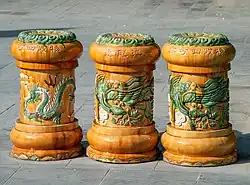 Poubelles du temple aux symboles impériaux du dragon et du phœnix