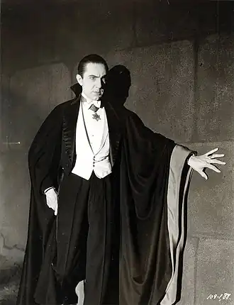 Bela Lugosi jouant Dracula en 1931 : son habillement évoque la mise des aristocrates austro-hongrois du XIXe&nbsp;siècle.
