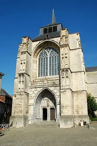 Vue de l'entrée de l'église Saint-Sulpice-et-Saint-Dionysius située à Diest, en Belgique.