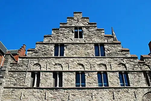 Contre-plongée depuis le quai aux Herbes (Graslei).